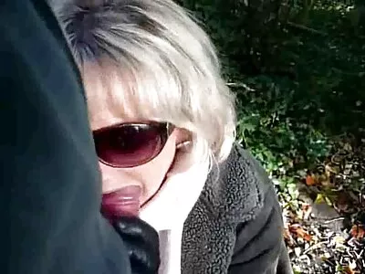 Ett par stora vita tuppar för denna busty Mörkhårig MILF