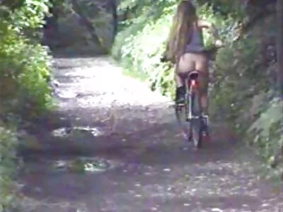 Teenage stunner överlever hardcore sex med en äldre kille