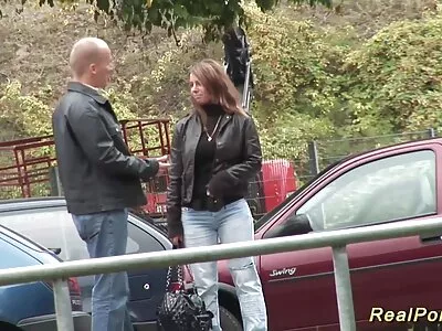 Blond MILF kommer att göra vad som helst för den unga kuk