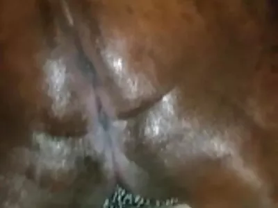 Inked brunett njuter svettig jävla med en BBC